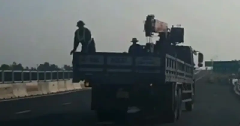 Tài xế xe thi công bị phạt 40 triệu đồng vì chạy lùi trên cao tốc Cần Thơ - Hậu Giang