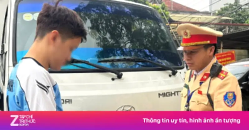 Tài xế xe tải Hà Nội mua giấy phép vào phố cấm qua mạng xã hội bị CSGT phát hiện