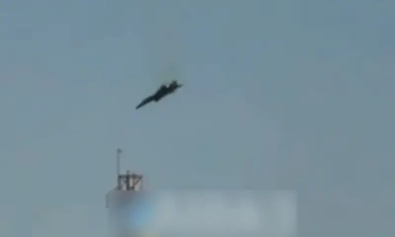 Tiêm kích F-15 Mỹ bốc cháy và rơi tại Kuwait, phi công nhảy dù an toàn