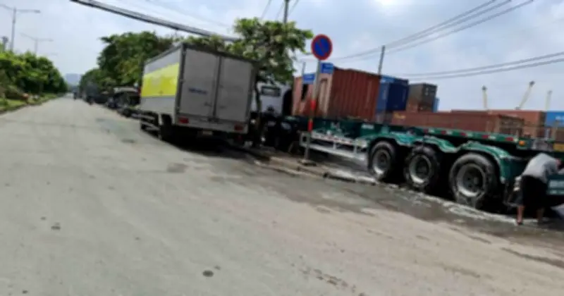 Tiệm rửa xe lấn chiếm đường gây nguy hiểm tại Q.7, TP.HCM