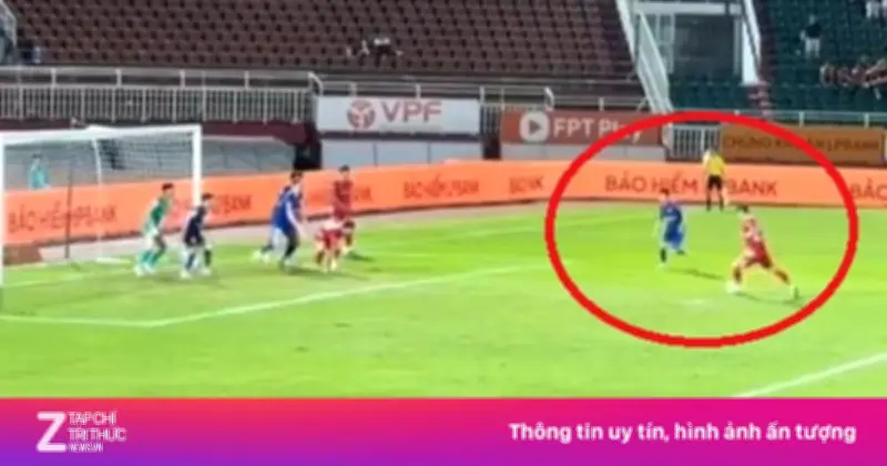 Tiến Linh gây tranh cãi với pha bỏ lỡ khó tin, CLB Công An TP.HCM vẫn thắng PVF-CAND