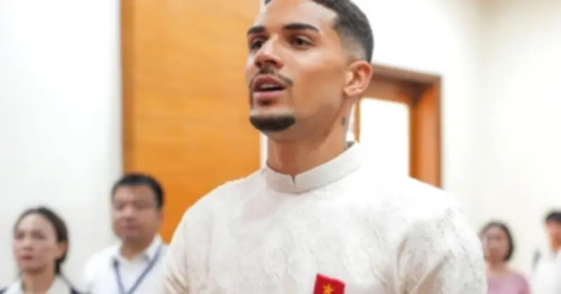 Tiền vệ Đỗ Hoàng Hên tham gia bầu cử tại điểm số 22, thể hiện tình yêu Việt Nam