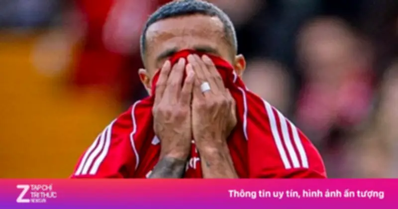 Tiền vệ Thiago Alcantara bật khóc trong buổi chia tay Liverpool