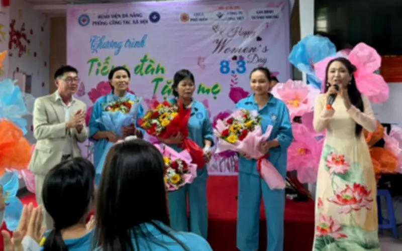 Tiếng đàn và nụ cười giữa hành lang bệnh viện: Niềm an ủi cho bệnh nhân ung thư