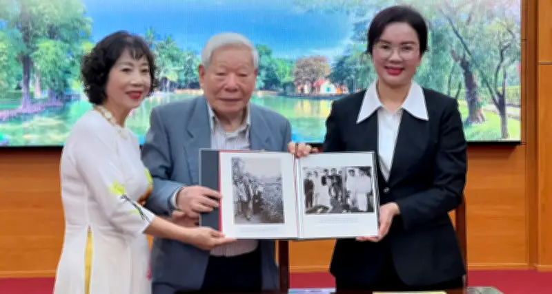 Tiếp nhận hơn 70 ảnh tư liệu quý về Chủ tịch Hồ Chí Minh tại Phủ Chủ tịch