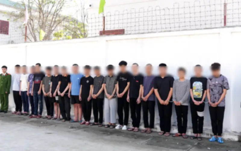 Tạm giữ 9 thanh thiếu niên mang hung khí lạng lách gây náo loạn đường phố