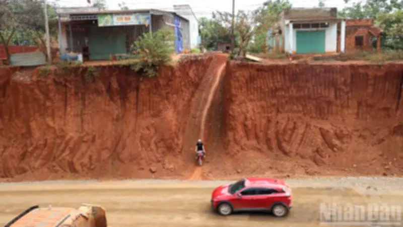 Tám hộ dân Đồng Nai sống trong cảnh chênh vênh vì dự án mở rộng đường ĐT753