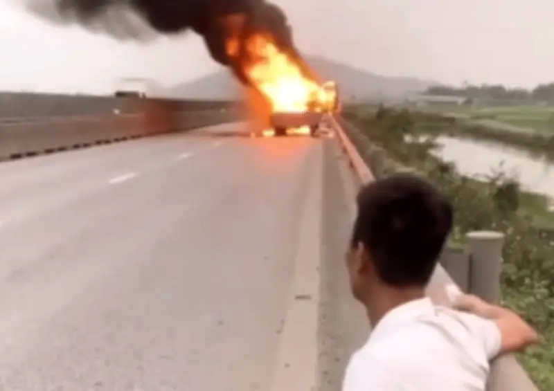 Tấm lòng nhân ái: Tài xế ô tô chở 11 xe máy chạy rúi khiến cộng đồng xúc động