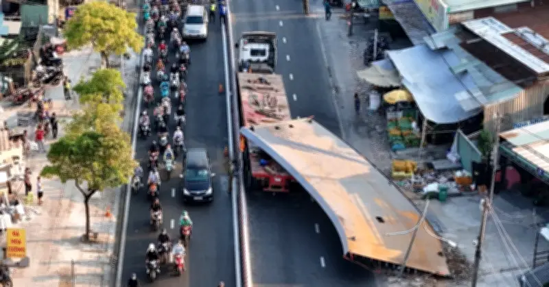 Tấm thép 10 tấn đè bẹp đầu xe tải, tài xế tử vong trên đường cao tốc TPHCM