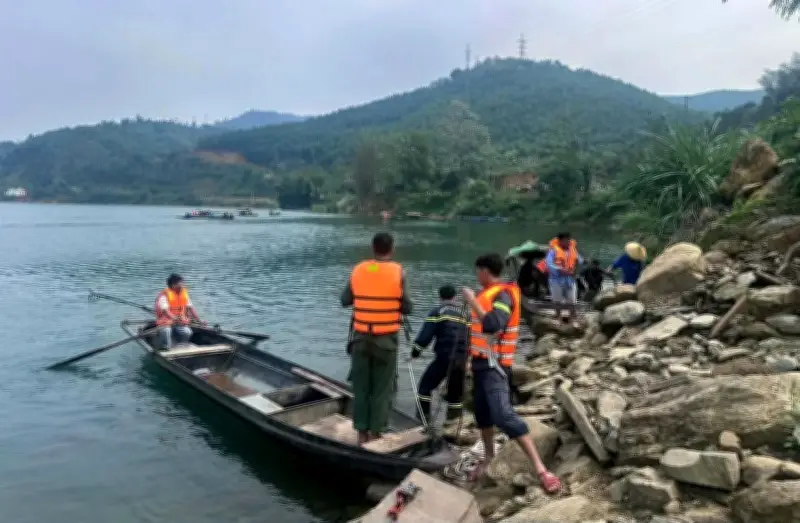 Tìm thấy thi thể hai vợ chồng bị lật thuyền trên lòng hồ thủy điện Chiêm Hóa