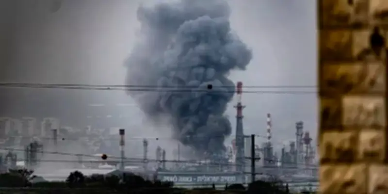 Tên lửa Iran đánh trúng khu công nghiệp Israel, dấy lo ngại rò rỉ hóa chất