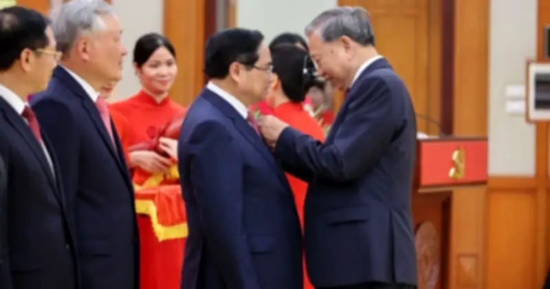 Tổng Bí thư Tô Lâm trao Huân chương Quân công và Huy hiệu Đảng cho các lãnh đạo cấp cao