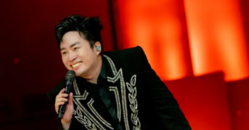 Tưng bừng đường Thượng, thiếu đốt sân khấu H.E.R concert hiếm hoi hát nhạc remix