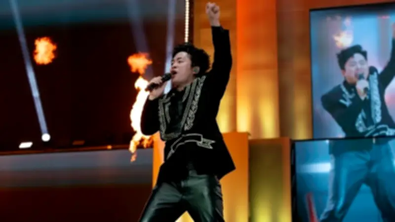 Tùng Dương Gây Bão Với Màn Trình Diễn Đầy Năng Lượng Tại Her Concert