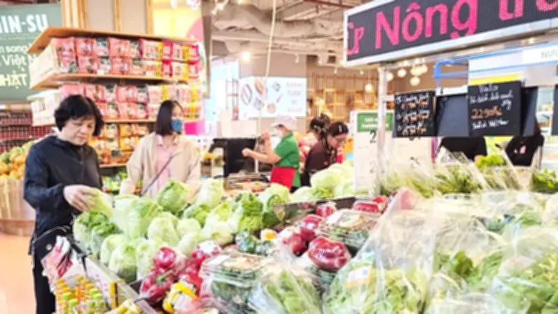 Tăng lương từ 1/7: Niềm vui chưa trọn khi giá cả leo thang