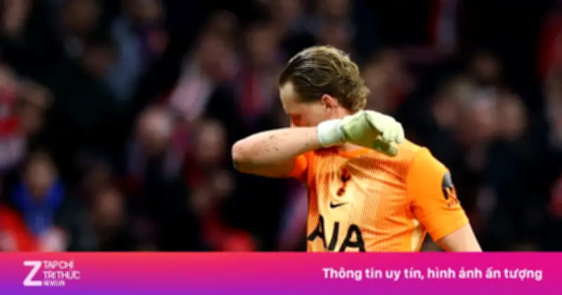 Tottenham thảm bại 2-5: Kinsky sai một, Tudor sai mười lần