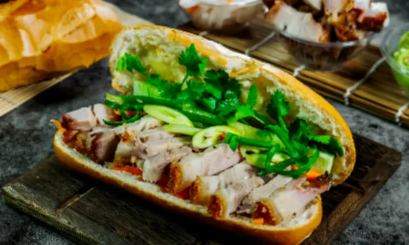 TP HCM: 11 Người Ngộ Độc Sau Khi Ăn Bánh Mì Heo Quay Trên Đường Phan Văn Trị