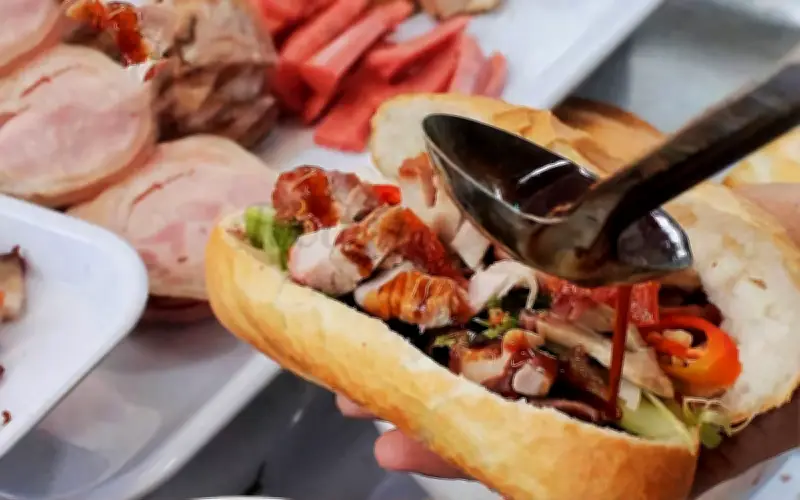 TP.HCM: 17 ca ngộ độc thực phẩm sau khi ăn bánh mì tại tiệm A.C. trên đường Phan Văn Trị