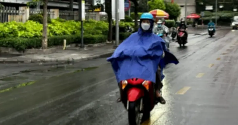 TP.HCM bất ngờ đón mưa trái mùa, sấm chớp dữ dội giữa ngày nắng