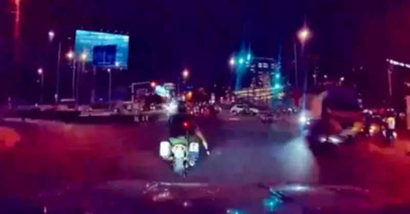 TP.HCM: Công an phường Hữu Cơ mở đường đưa người phụ nữ nghi tai biến đi cấp cứu