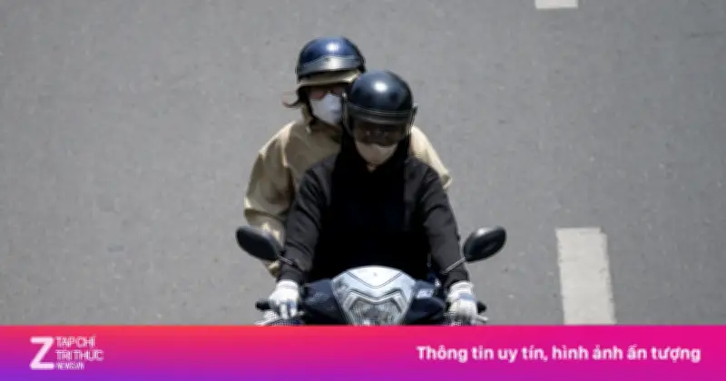 TP.HCM giữa cao điểm nắng nóng: Nhiệt độ lên 35-36°C, người dân che kín toàn thân