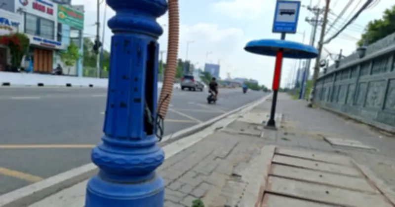 TP.HCM: Hộp điện trụ đèn công cộng bị mất nắp, tiềm ẩn nguy cơ chập cháy