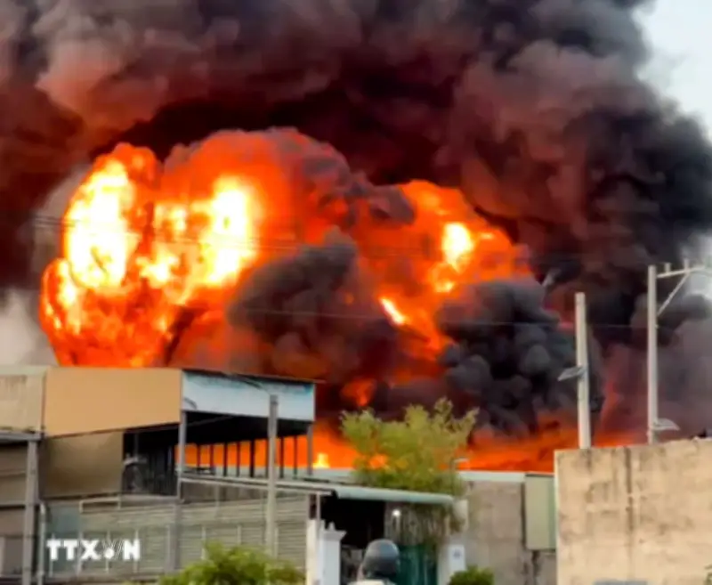 TP.HCM khống chế thành công vụ cháy lớn tại công ty hóa chất