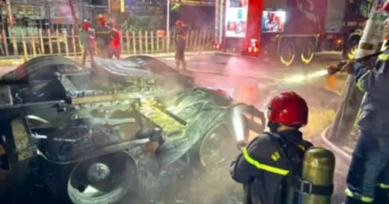 TP.HCM: Khống chế thành công vụ cháy xe đầu kéo container rạng sáng