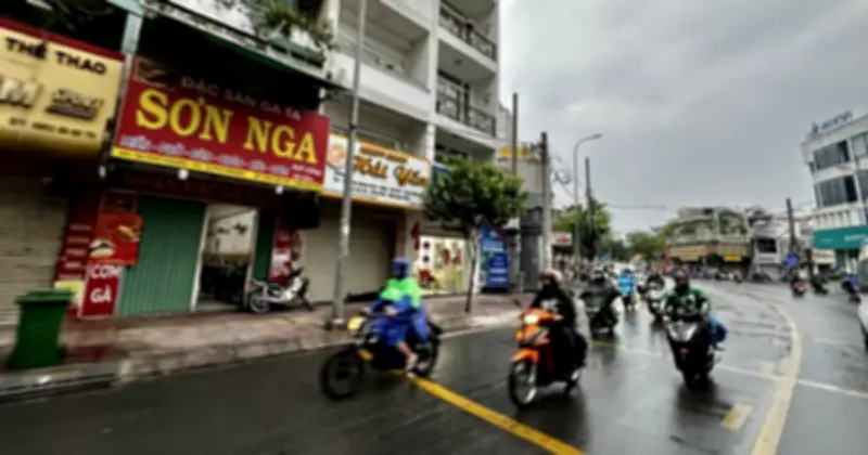 TP.HCM đón mưa trái mùa từ chiều nay, nhiệt độ giảm nhẹ giữa mùa nắng nóng