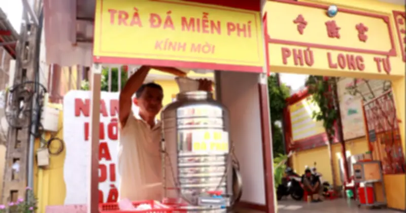 TP.HCM nắng nóng gay gắt, những bình nước miễn phí trở thành 'người bạn đường'