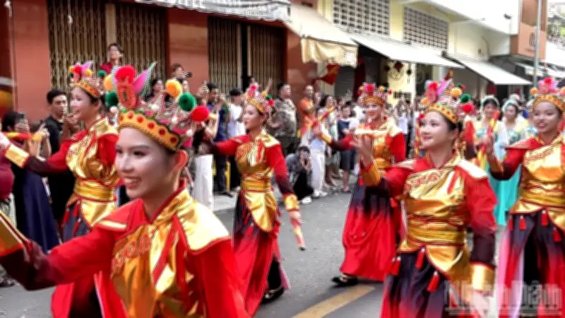 TP.HCM Phát Triển Du Lịch Văn Hóa Việt-Hoa Từ Lễ Hội Độc Đáo