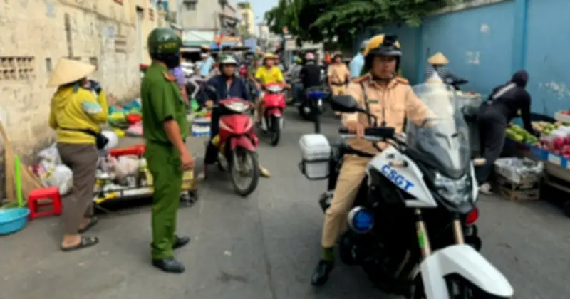 TP.HCM: Xử lý chợ tự phát lấn chiếm đường Tám Danh, thu giữ 8 xe đẩy