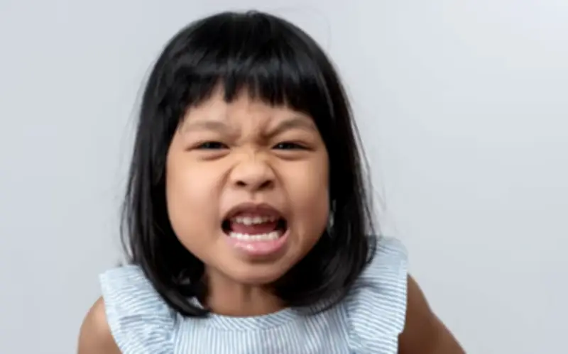 Trẻ EQ thấp thường có 2 biểu hiện rõ rệt khi ăn và khi tức giận
