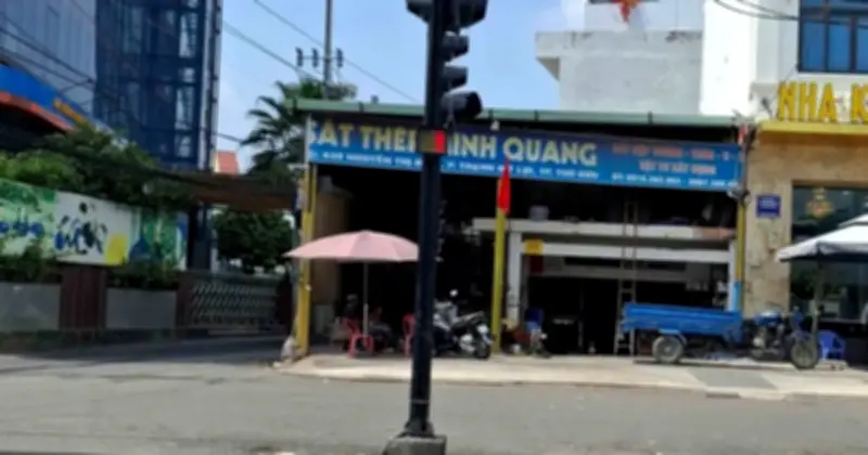 Trụ đèn giao thông án ngữ lòng đường tại giao lộ Nguyễn Thị Định - TP.HCM