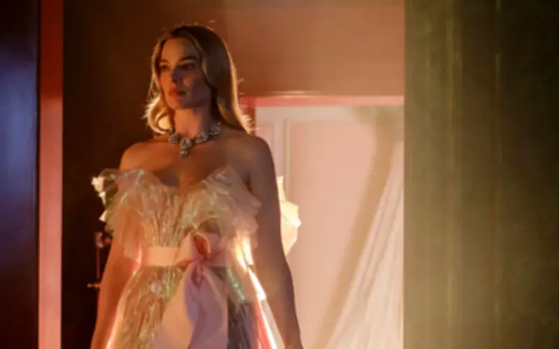 Trang phục nữ chính trong 'Đôi gió hú 18+' gây tranh cãi về văn hóa và thẩm mỹ