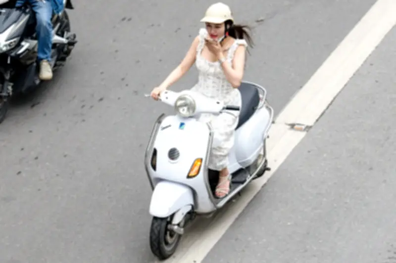 Tranh cãi việc nghe nhạc bằng điện thoại khi lái xe: Tiện lợi hay rủi ro?