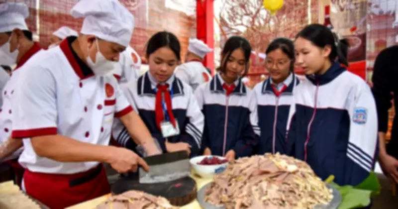 Tranh luận về 'cái nôi của nghề phở': Vân Cù giữ slogan hay đổi cách nói?