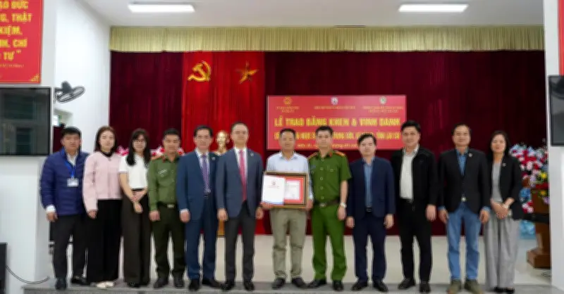 Trao Bằng Khen Cho Người Cứu 6 Nạn Nhân Trong Vụ Chìm Tàu Ở Hồ Thác Bà