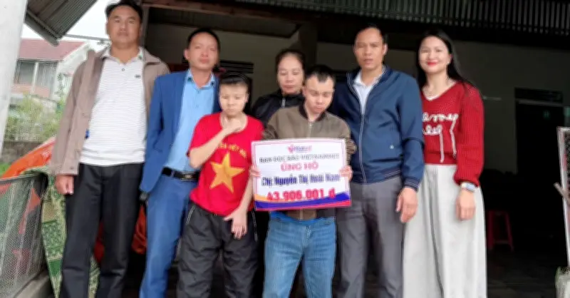 Trao hơn 43 triệu đồng hỗ trợ phụ nữ ung thư chăm sóc hai con tàn tật ở Hà Tĩnh