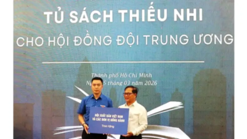 Trao tặng 2.000 cuốn sách cho thiếu nhi, đặc biệt là 'Kể chuyện Điện Biên Phủ'