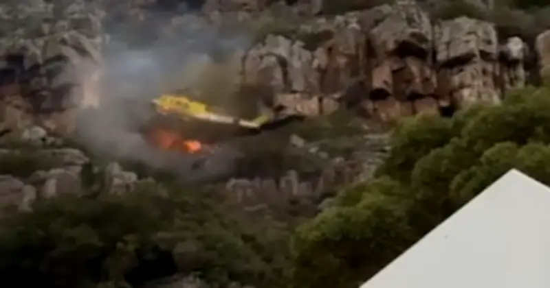 Trực thăng chữa cháy rơi xuống biển lửa, phi công thoát chết thần kỳ ở Cape Town