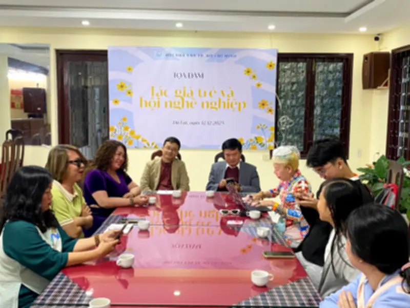 Trại Sáng Tác Văn Học: 'Đỏ Mắt' Tìm Chất Lượng Giữa Thực Trạng Du Lịch Hóa