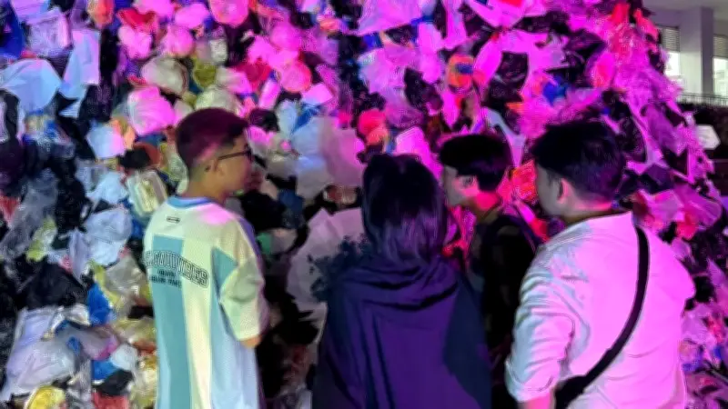 Triển lãm 'Hoa và Rác': Nghệ thuật tái sinh từ linh kiện máy xử lý rác