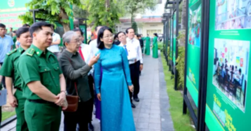 Triển lãm ảnh kỷ niệm 50 năm Thanh niên xung phong TP.HCM tại công viên Chi Lăng