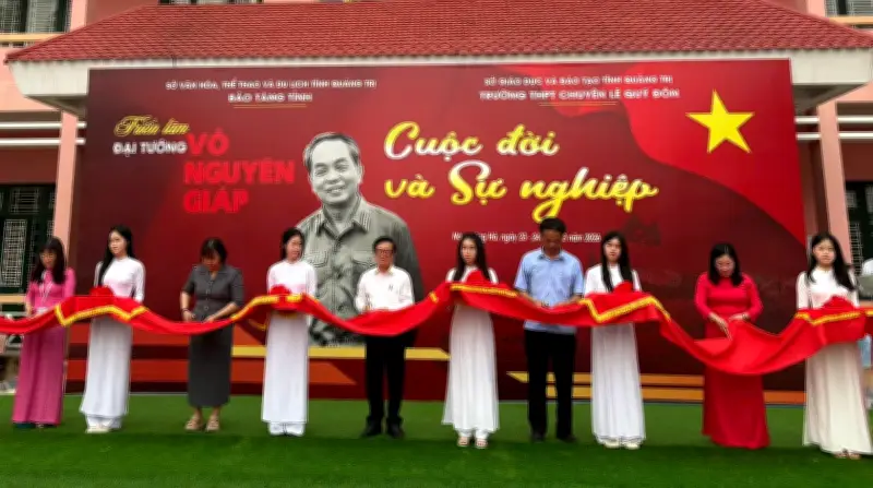 Triển lãm về Đại tướng Võ Nguyên Giáp thu hút đông đảo học sinh tham quan