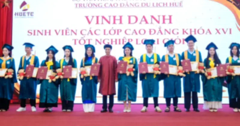 Trường Cao đẳng Du lịch Huế trao bằng tốt nghiệp và tổ chức ngày hội việc làm 2026