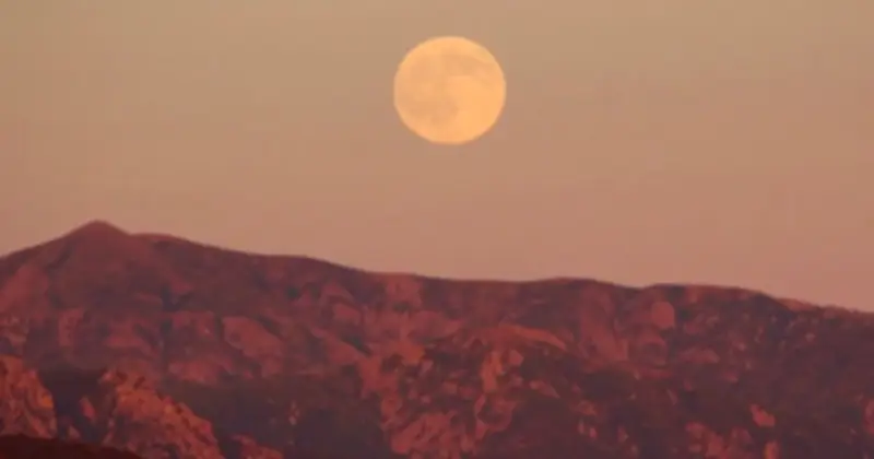 Trăng Hồng Tháng 4: Sự Thật Về Màu Sắc Và Thời Gian Ngắm Tuyệt Vời