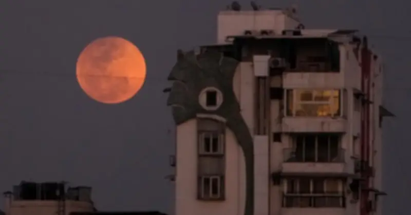 Trăng Máu Rực Rỡ Chiếu Sáng Bầu Trời Toàn Cầu Đêm 3/3