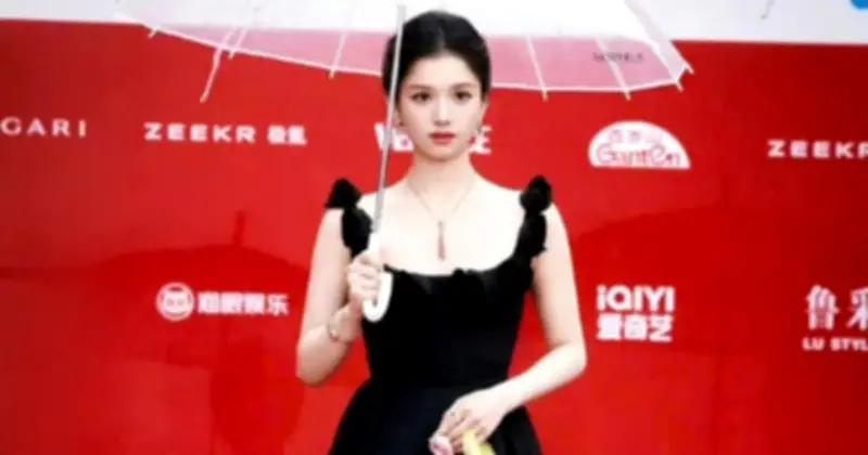 Trương Tịnh Nghi gây sốt với túi nilon trên thảm đỏ, thực chất là đạo cụ phim chứ không phải Balenciaga