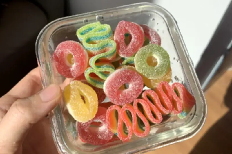 Trào lưu ăn vặt thú vị: Giới trẻ Hàn Quốc đeo kẹo dẻo vào túi đồ